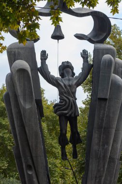 Parkta bulunan Deda Ena 'nın ana diline adanmış bir anıt. Yeşil ağaçlar ve peyzaj alanı ile çevrili sembolize edilmiş bir dil ve kültür..