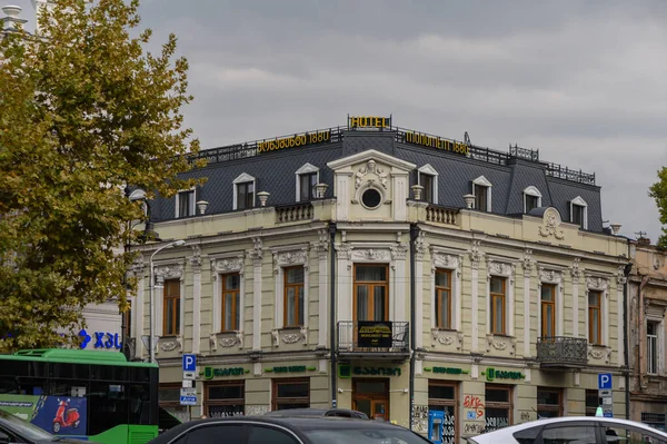 Gürcistan 'ın Tiflis kentindeki dar sokaklar ve tarihi binalar. Geleneksel Gürcistan mimarisi ahşap balkonları, renkli cepheleri ve rahat şehir atmosferiyle.