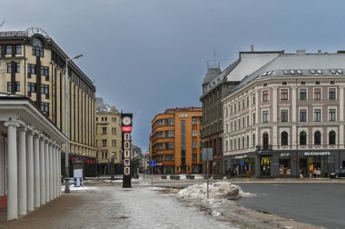 Riga, Letonya 02.07.2025 Riga şehir meydanındaki ünlü Laima Saati. Seyahat, mimari ve kentsel imaj için mükemmel..