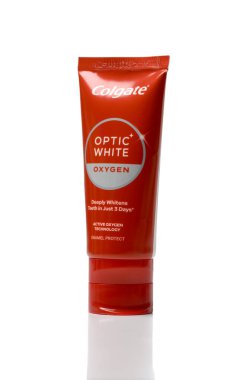 Tiflis, Gürcistan, 10.29.2025. Colgate Optik Beyaz Diş Beyazlatan Oksijen diş macunu tüpü. Beyaz izole edilmiş arka planda 50 ml. Diş beyazlatma ve ağız temizliği için diş bakımı ürünü. Stüdyo çekimi 