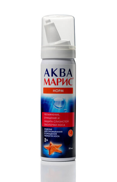 Цхинвал, Грузия, 29.10.2025 Биле спрея Aqua Maris Norm 150 мл для интенсивного ополаскивания на белом изолированном фоне. Медицинский раствор для гигиены носа и дыхания.