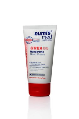 Tiflis, Gürcistan, 10.29.2025.Numis Medikal UREA 10 el kremi beyaz arka planda. Kuru cilt bakımı ve günlük el koruması için nemlendirici ve besleyici krem. 