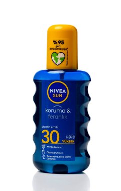 Tiflis, Gürcistan, 10.29.2025. Beyaz izole bir zemin üzerinde bir şişe Nivea Güneş Koruma Taze SPF 30 güneş kremi. Vücut ve yüz bakımı için güneş koruma kozmetik ürünü
