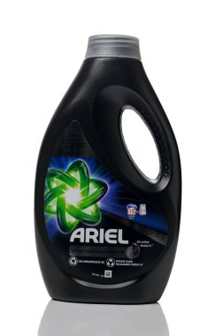 Tiflis, Gürcistan, 10.29.2025 Ariel sıvı çamaşır deterjanı. Beyaz arka plandaki koyu renkli kumaşlar için. Elbiseleri temizler ve korur. Çamaşır ve ev eşyaları için ideal.. 