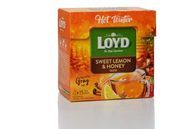 Tiflis, Georgia, 10.29.2025. Beyaz arka planda Loyd Sweet Lemon Bal bitkisel çay paketi. Limon ve bal aromalı Aromatik çay demleme ve günlük keyif için.. 