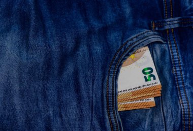 Kot pantolonun cebinde 50 Euro. Para, para, kişisel finans ve hisse senedi fotoğrafçılığı ve finansal çizimler için tasarruf kavramı.