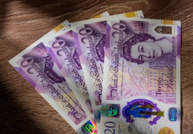 20 tane GBP banknotu bir masanın üzerine serili. Para, kişisel finans ve hisse senedi fotoğrafçılığı için para kavramı..