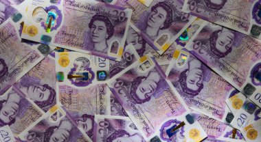 Masaya saçılmış 20 sterlin banknotlar. Hisse fotoğrafçılığı ve finansal illüstrasyonlar için nakit, para ve finans kavramı.