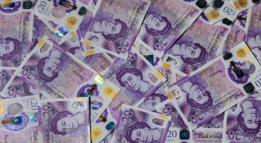 20 GBP banknotu dağınık bir şekilde masaya saçıldı. Para, kişisel finans ve hisse senedi fotoğrafçılığı için para kavramı..