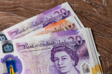 Masaya 20 sterlin sterlin saçın. Hisse fotoğrafçılığı ve finansal illüstrasyonlar için nakit, para ve finans kavramı.