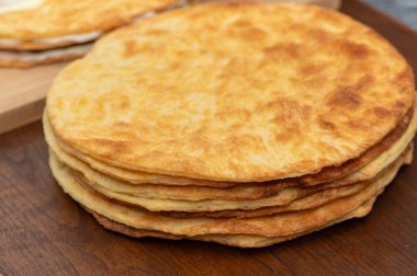 Mutfakta ev yapımı puf böreği dikkatlice bir araya getiren bir kadının yakın çekimi..