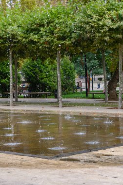 Yazın Tiflis 'teki Sokak Çeşmeleri. Yüksek kalite fotoğraf