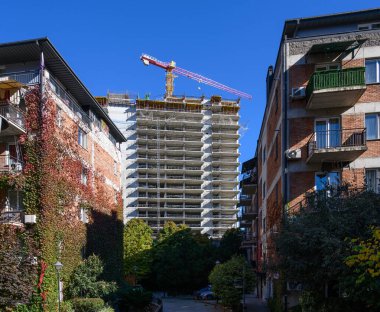 Duvarları yabani üzümle çevrili kırmızı tuğlalı evler, Kuzey Avrupa mimari tarzını sergiliyor..