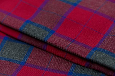 Ayrıntılı desenli, klasik İskoç desenli parlak kırmızı kumaş..