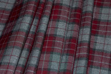 İskoç tarzında zıt çizgilere sahip kırmızı kareli kumaşın yakın plan görüntüsü, görünürde doku.