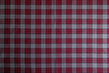 İskoç tartan tarzında parlak zıt çizgilere sahip kırmızı kareli kumaş, görünür yün dokusu.