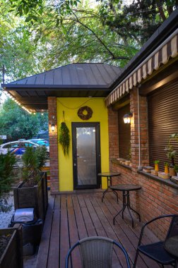 Tiflis 'te bir akşam kafesinin sıcak aydınlatması, rahat bir atmosfer, yumuşak sicim ışıklarıyla aydınlatılmış masa ve sandalyeler..