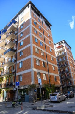 Kuzey Avrupa tarzı duvarları sarmaşık ve yaban dedikodularıyla kaplı tuğla evler, rahat bir şehir atmosferi yaratıyor..