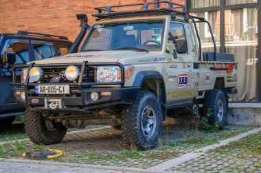 Tiflis, Gürcistan, 10.29.2025 Toyota SUV off-road modifikasyonları ile zorlu arazi gezileri ve maceralara hazır..