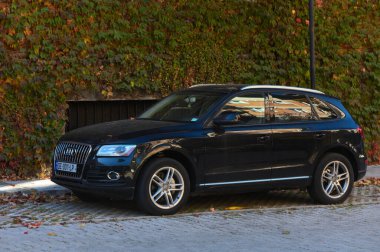 Tiflis, Gürcistan, 10.29.2025 Black Audi Q5 bir iskan binasının yakınına park edilmiş. Yakın plan, şehir manzarası, modern SUV..