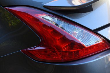 Arabanın stop lambası yakın çekim. Otomatik ayrıntılar, yansımalar, modern tasarım, kentsel arkaplan.