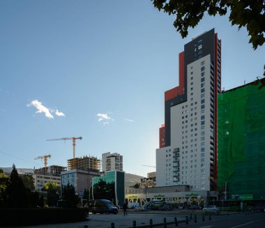 Tiflis, Georgia11,06.2025 Saburtalo 'da şehir sokaklarına ve dağlara karşı cam ve metal cepheli yüksek binalar. Dinamik mimari ve doğal ışık f