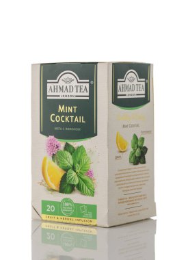 Tiflis, Gürcistan, 11.09.2025 Ahmad Tea Nane Kokteyli Stüdyosu, naneli ve limonlu. Temiz beyaz arka plan ve ferahlatıcı çay reklamları ve sağlıklı yaşam tarzı için zarif bir tasarım..