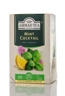 Tiflis, Gürcistan 11.09.2025 Ahmad Tea Nane Kokteyli kutusunun beyaz arka planda yakın çekimi. Nane şekerli ambalaj ve canlı renkler bitkisel çay reklamları için ferahlatıcı nane ve limon tadını ön plana çıkarır