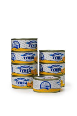 Tiflis, Georgia 11.09.2025 Stüdyo Aquamarine ton balığının kendi meyve suyu kutusunda. Temiz beyaz arka plan ve kaliteli deniz ürünleri reklamları ve uygun beslenme için zarif etiket.