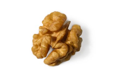 Stüdyo makro kabuklu ceviz. Doğal fındık reklamları ve günlük sağlıklı beslenme için temiz beyaz arka plan ve temiz çekirdek dokusu.