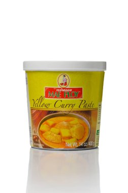 Tiflis, Gürcistan 11.09.2025 Mae Ploy Yellow Curry Paste, Tayland 'ın otantik Tayland yemeklerini hazırlamak için kullanılan bir köri ezmesidir. Beyaz bir arkaplanda.
