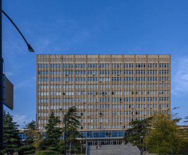 Gürcistan 'ın en eski üniversitesi olan Tiflis Devlet Üniversitesi' nin ikonik ana binası. Özgün kırmızı tuğla mimarisi ve Tiflis 'in kalbindeki büyük cephesi..