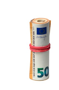 Dar silindirlere sarılı ve saf beyaz arka planda lastik bantlarla korunan 50 avroluk banknotlar. Tasarruf, nakit depolama ve mali hazırlığı simgeler.