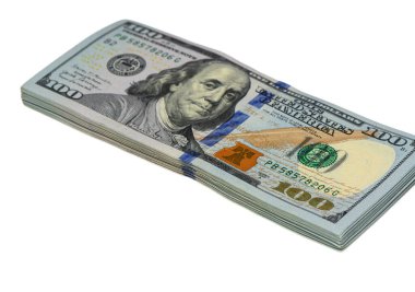 Zenginliği, finansal gücü ve Amerikan para birimini temsil eden, saf beyaz arka plana düzgünce yerleştirilmiş yüklü miktarda 100 dolarlık banknot..