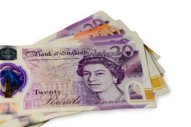 Saf beyaz arka planda düzenlenmiş İngiliz 20 sterlin banknotlarının temiz kompozisyonu. İngiltere para birimi tasarımı ve finansal konsepti gösteriliyor.