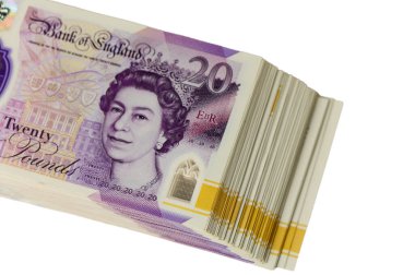 Saf beyaz arkaplana yerleştirilmiş 20 sterlinlik İngiliz banknotlarının temiz profesyonel çekimi. Finansal kavramlar ve para birimiyle ilgili tasarımlar için mükemmel.