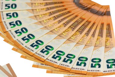 Temiz beyaz arkaplan üzerine zarif bir fan şeklinde düzenlenmiş 50 avroluk banknotlar, sanatsal kompozisyonda Avrupa para birimini sergiliyor. 