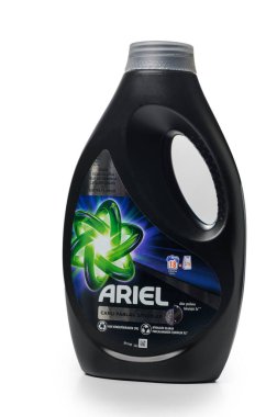Tiflis, Gürcistan 11.09.2025 Şişe Ariel Siyahlarize sıvı deterjan siyah ve koyu kumaşlar için. Canlı renkler için profesyonel temizlik teknolojisi.