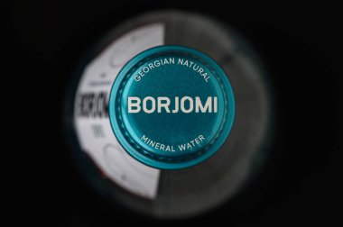 Tiflis, Gürcistan, 11.16.2025 Borjomi maden suyu şişesi kapağı ve boynun üst görüntüsü. Marka ve şişe tasarımını yukarıdan gösteren detaylı bir çekim.