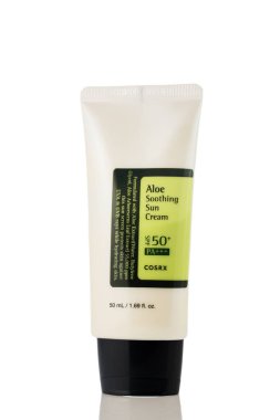 Gaziveren, Kıbrıs Rum Kesimi 09.12.2025 COSRX Aloe Sakinleştirici Güneş Kremi SPF50 'ye yakın çekim. Deriyi ultraviyole ışınlardan korur, aloe ile sakinleştirir, günlük cilt bakımına ve güneş korumasına uygundur..