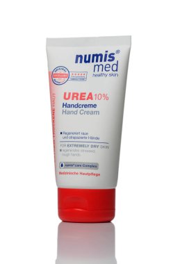 Tiflis, Gürcistan 11. 09.2025 UREA 10 el kremi, temiz beyaz arka planda ürea tüpü. Mavi aksanlı beyaz vücut, pürüzsüz plastik doku ve ince parlaklık yaratıyor. 