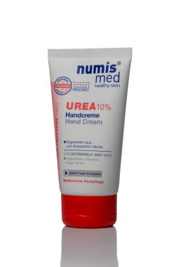 Tiflis, Gürcistan 11. 09.2025 UREA 10 El Kremi 'nin temiz beyaz arka planda numis bakım kompleksi tübü ile yakın çekimi. Mavi etiketli beyaz tüp, plastik doku ve ince parlaklık oluşturur. 