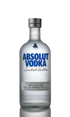 Gaziveren, Kıbrıs 09.25.2025 Temiz Absolut Vodka 700ml şişe, beyaz zemin üzerinde izole, içecek, kokteyl ve ürün fotoğrafçılığına uygun.