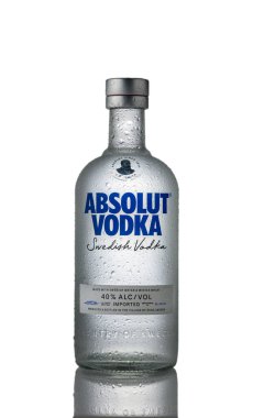  Gaziveren, Kıbrıs 09.25.2025 Premium Absolut Vodka 700ml şişe, beyaz zemin üzerinde izole edilmiş, alkol, bar ve içecek fotoğrafçılığı için mükemmel.