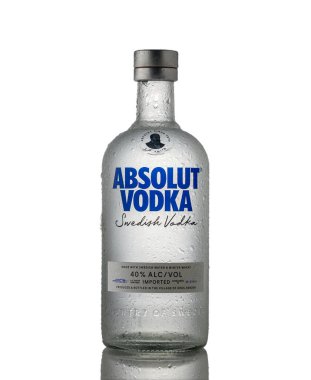  Gaziveren, Kıbrıs 09.25.2025 Absolut Vodka 700ml şişe, beyaz zemin üzerinde izole edilmiş, içecek, alkol ve ürün fotoğrafçılığı için mükemmel.