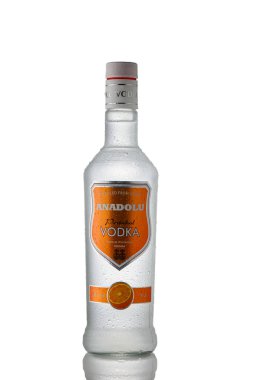  Gaziveren, Kıbrıs Rum Kesimi 09.25.2025 Soğuk Portakal aromalı Votka 700ml şişe beyaz zemin üzerinde izole edilmiş, içecek, alkol ve ürün fotoğrafçılığı için mükemmel.