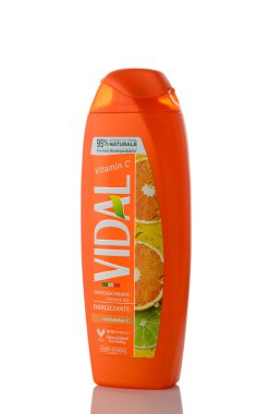 Tiflis, Gürcistan 11.09.2025. Beyaz arka planda Vidal C vitamini duş jeli 250 ml şişe yakın plan. C vitamini içeren yeşil ambalaj cilt bakımı ve tazeliği için tonlama efektini vurgular 