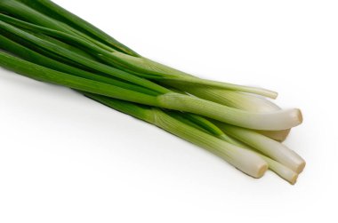 Taze yeşil soğan (taze taze soğan) beyaz arka planda izole edilmiş, sağlıklı yemek, yemek pişirme ve sebze fotoğrafçılığı için mükemmel.