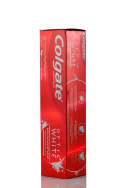 Gaziveren, Kıbrıs Rum Kesimi 09.16.2025 Colgate Optik Beyaz Işıl ışıl diş macunu ve beyaz arka planda izole edilmiş beyazlatıcı etkisi var. Stüdyo ürünleri, diş bakımı ve ağız hijyeni.