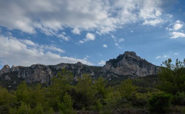 Kuzey Kıbrıs 'taki Kyrenia yakınlarındaki güzel dağ manzarası. Açık mavi gökyüzü, tipik Kıbrıs doğası ve popüler bir seyahat merkezi olan Akdeniz manzarası.